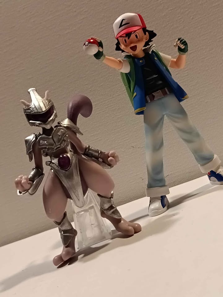 Ash and Mewtwo - photo 2