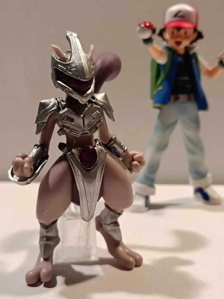 Ash and Mewtwo - photo 4