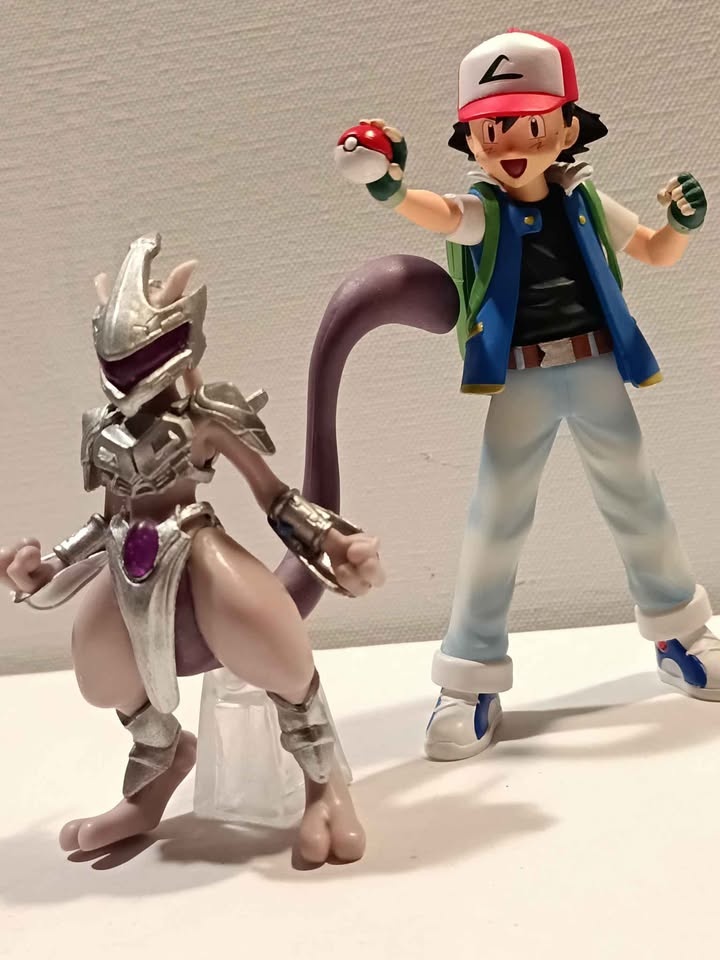 Ash and Mewtwo - photo 5
