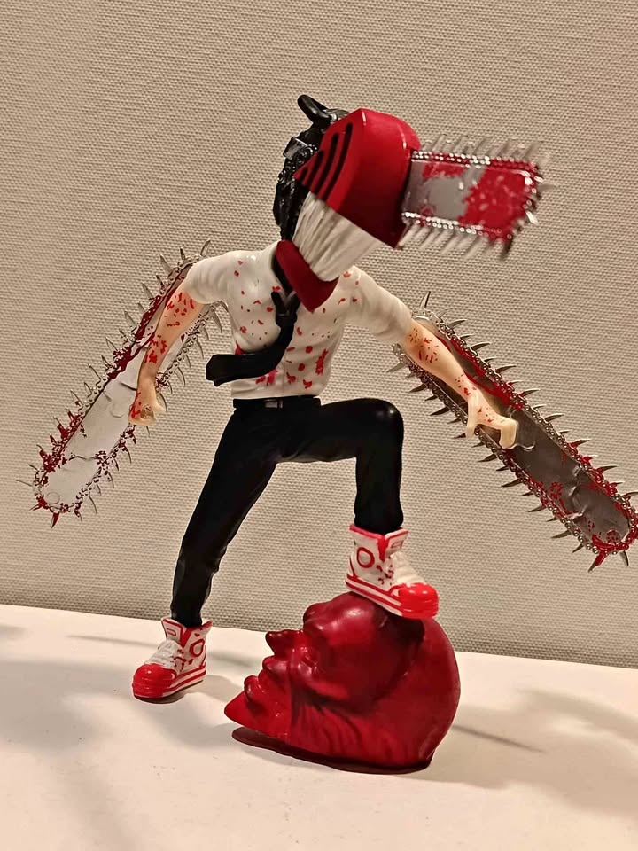 Chainsaw head figure