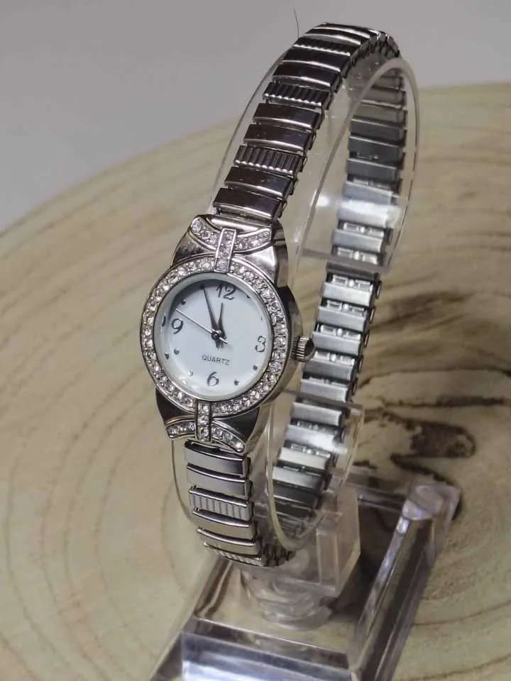 Vintage LGS ladies watch rhinestone encrusted image indicator(4)