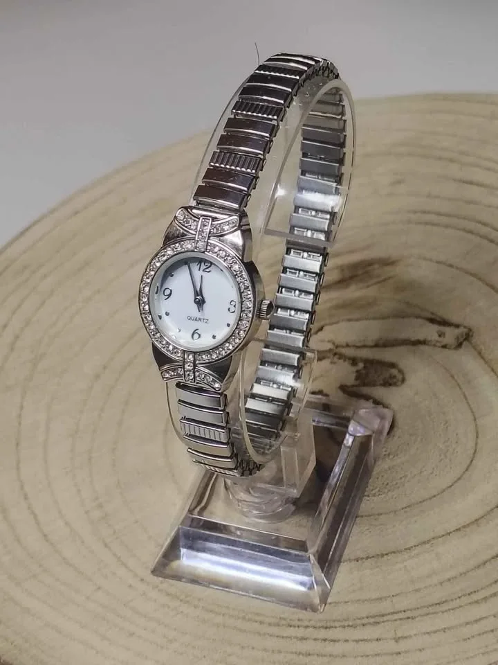 Vintage LGS ladies watch rhinestone encrusted image indicator(5)