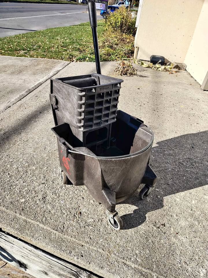 Rubbermaid commercial/industrial mop bucket.