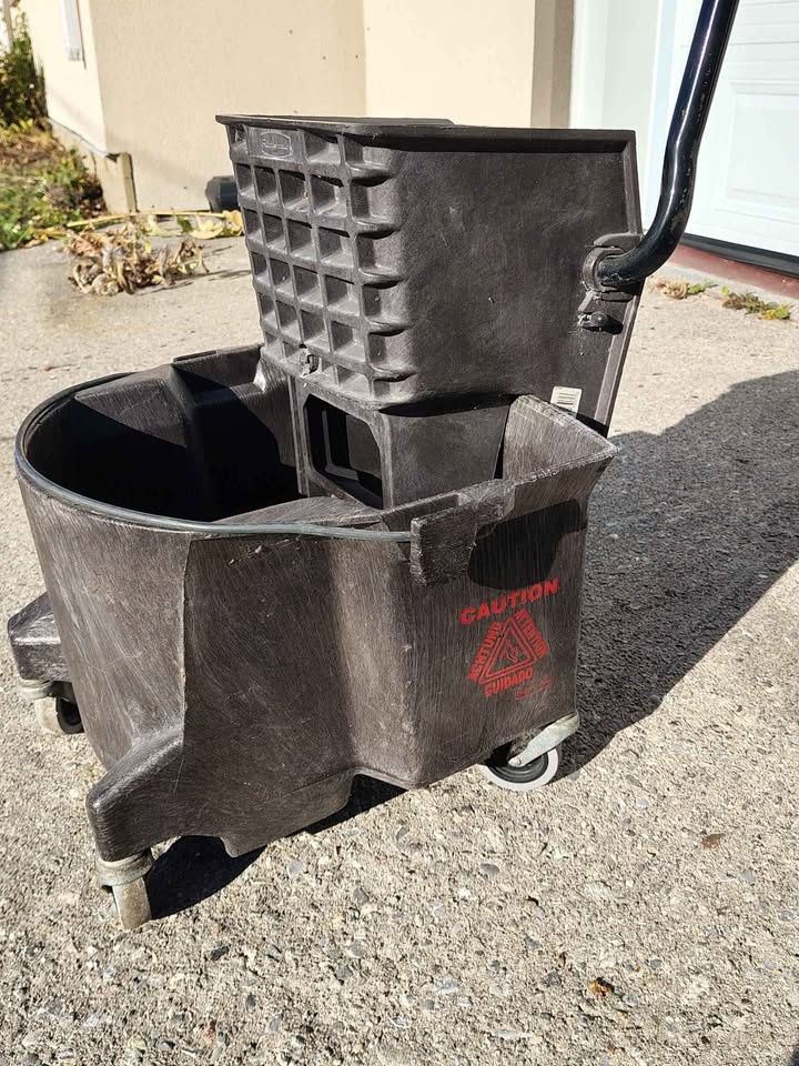 Rubbermaid commercial/industrial mop bucket. - photo 3