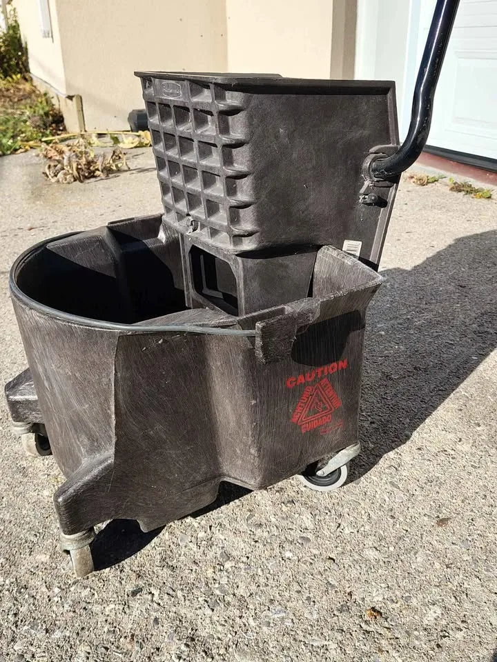 Rubbermaid commercial/industrial mop bucket. image indicator(3)