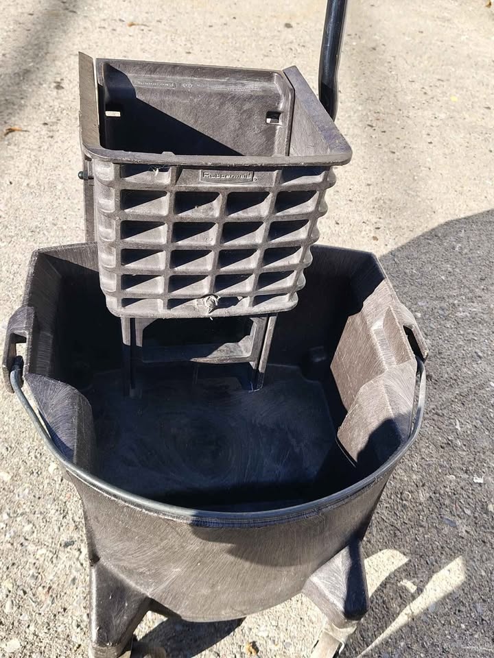 Rubbermaid commercial/industrial mop bucket. - photo 4