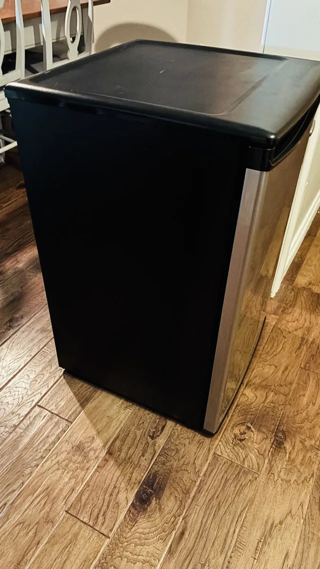 Whirlpool 4.4 cu. ft. Compact Refrigerator image indicator(5)