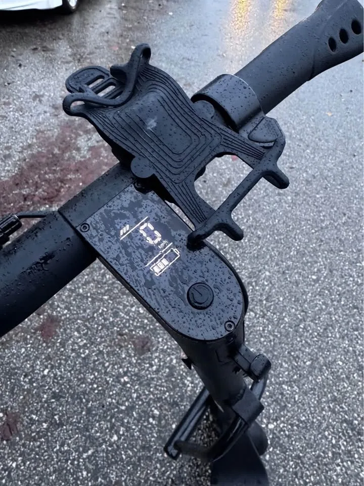 iZip Wave Electric Scooter – Great Condition – 20km Range image indicator(6)