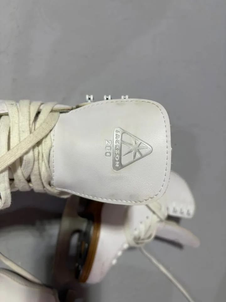 Jackson Girls' Classic 200 Figure Skates size 13 and 3 image indicator(2)