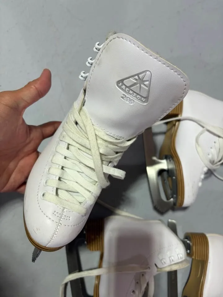 Jackson Girls' Classic 200 Figure Skates size 13 and 3 image indicator(3)