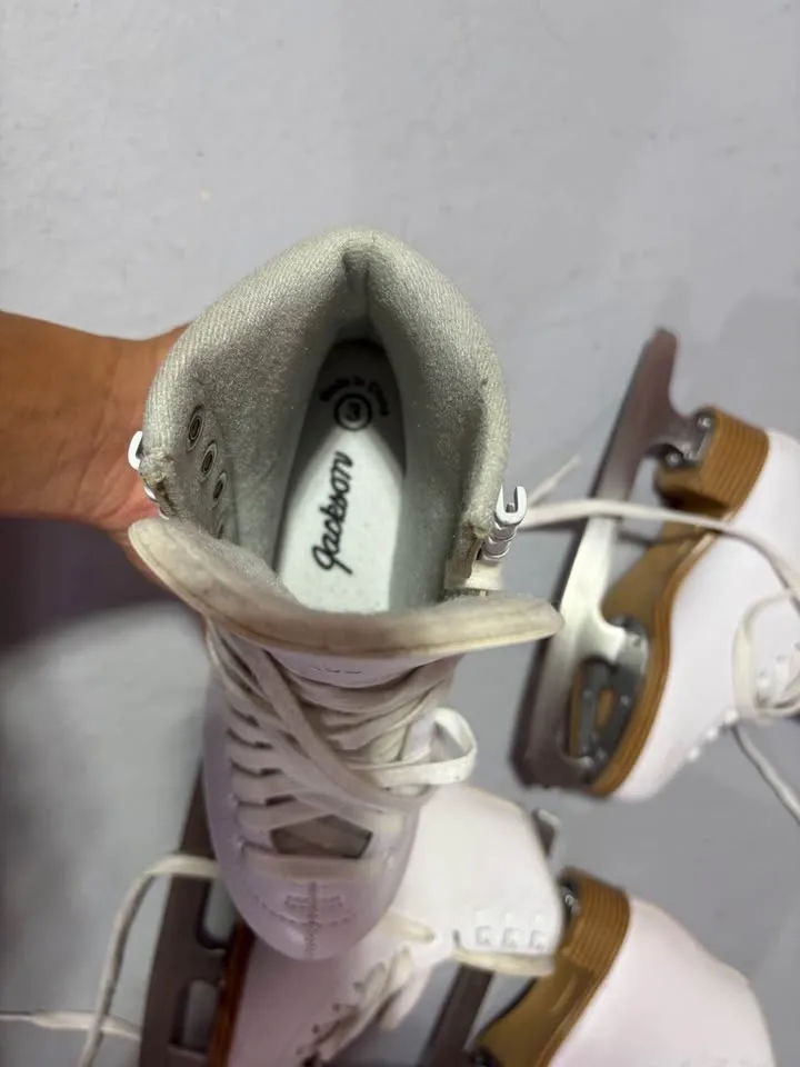 Jackson Girls' Classic 200 Figure Skates size 13 and 3 image indicator(4)