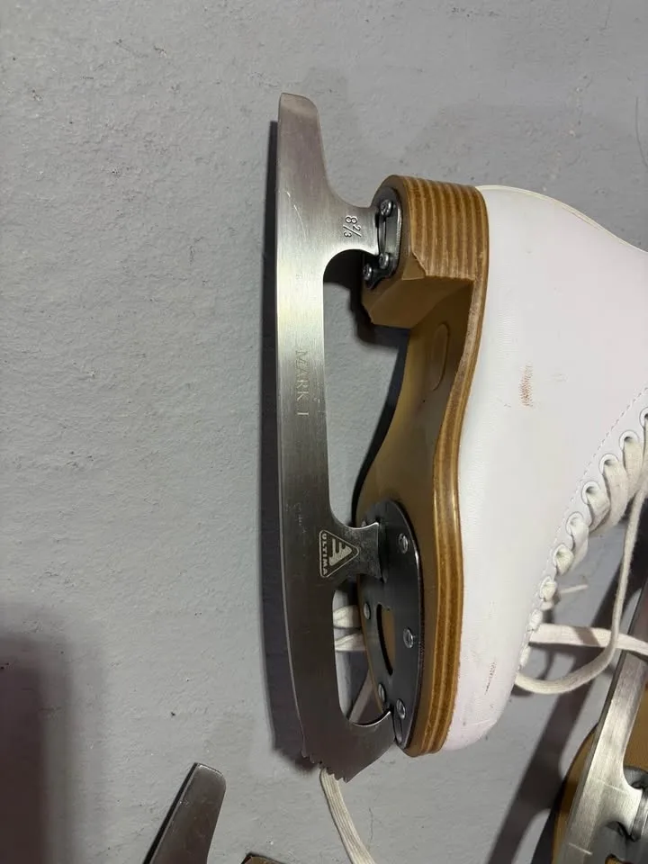 Jackson Girls' Classic 200 Figure Skates size 13 and 3 image indicator(5)