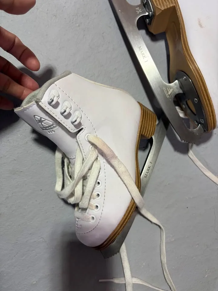 Jackson Girls' Classic 200 Figure Skates size 13 and 3 image indicator(7)