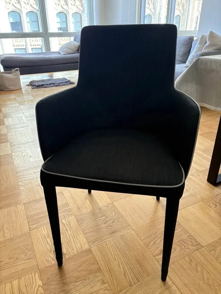 Chairs x 4 image indicator(2)