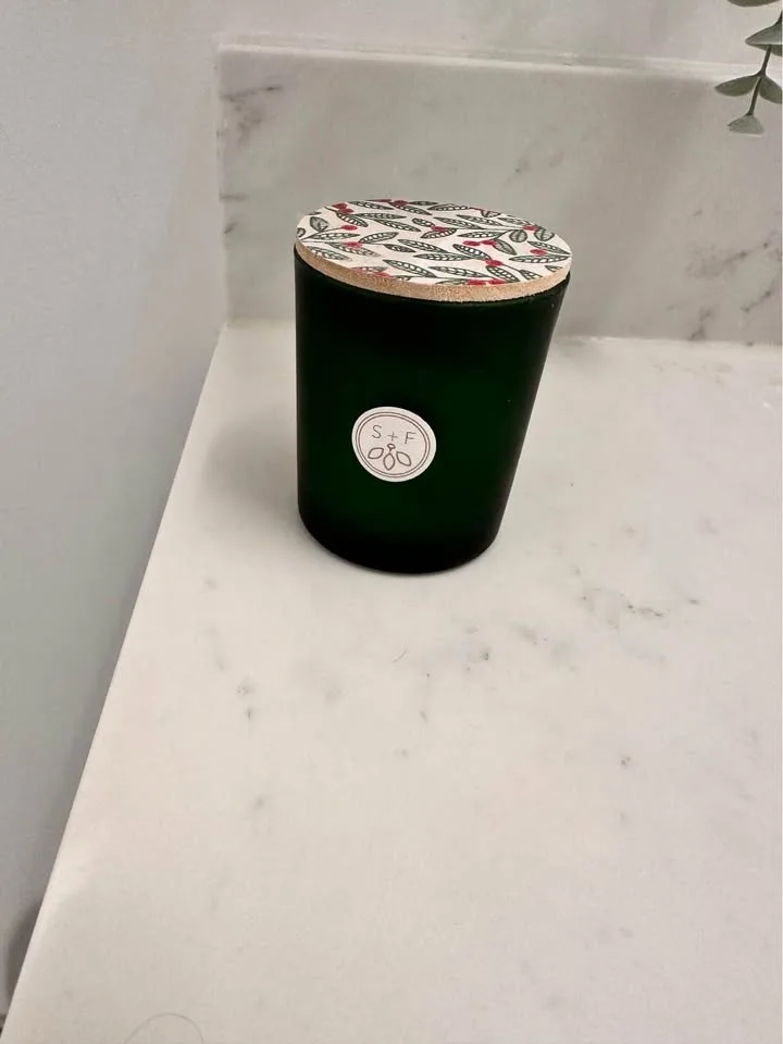 Moving sale- bathroom decor image indicator(2)