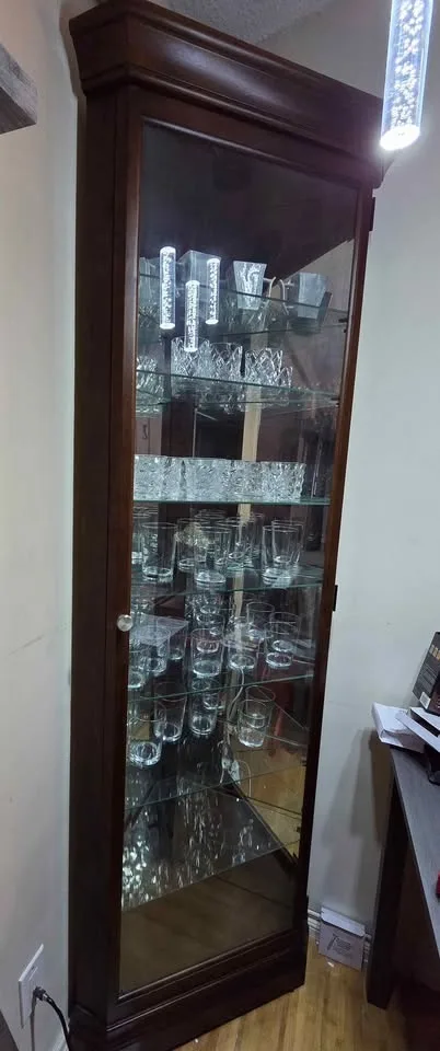 CURIO CABINET image indicator(2)