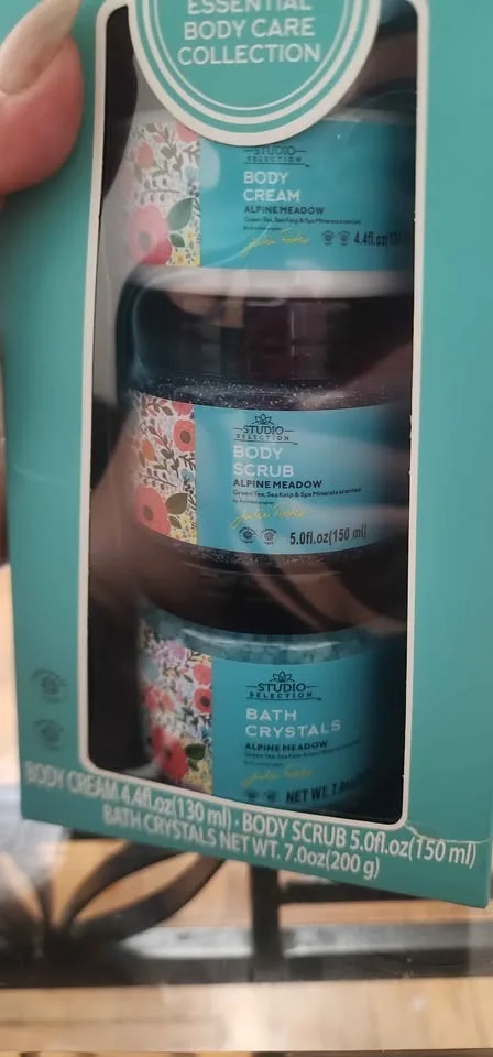 Studio selection Essencial Body care collection image indicator(3)