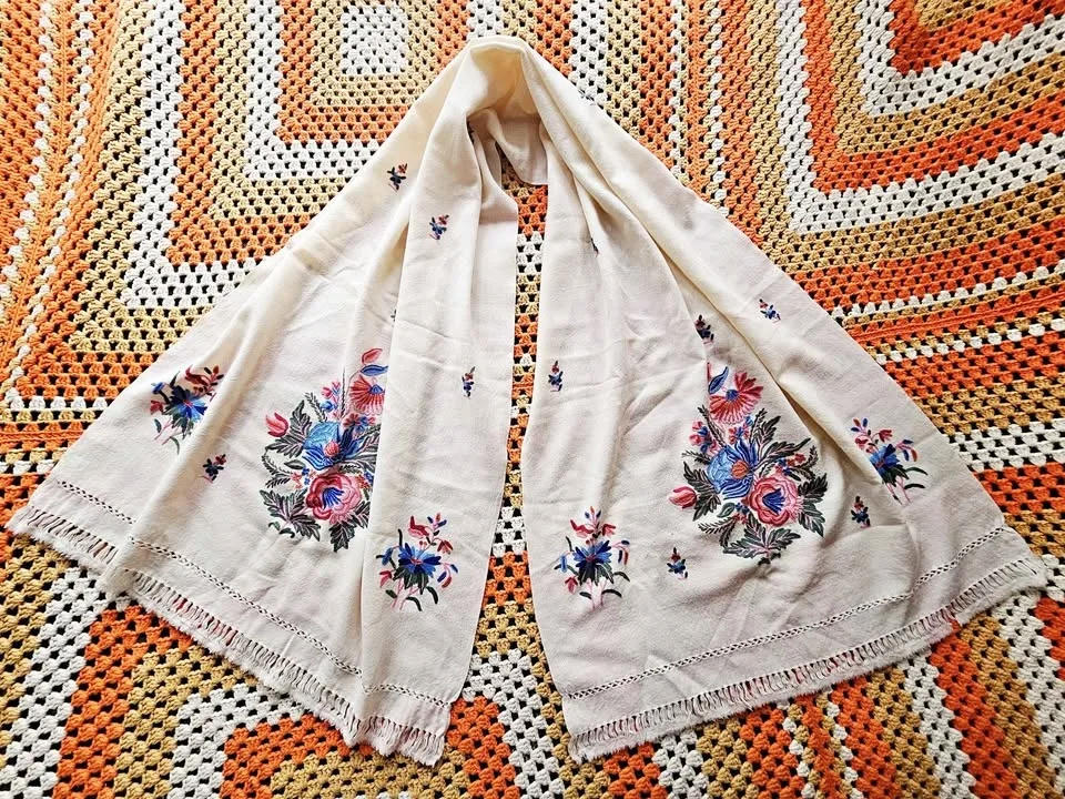 Kashmiri Shawl Scarf Wrap Indian Hand Embroidered Floral Cream W