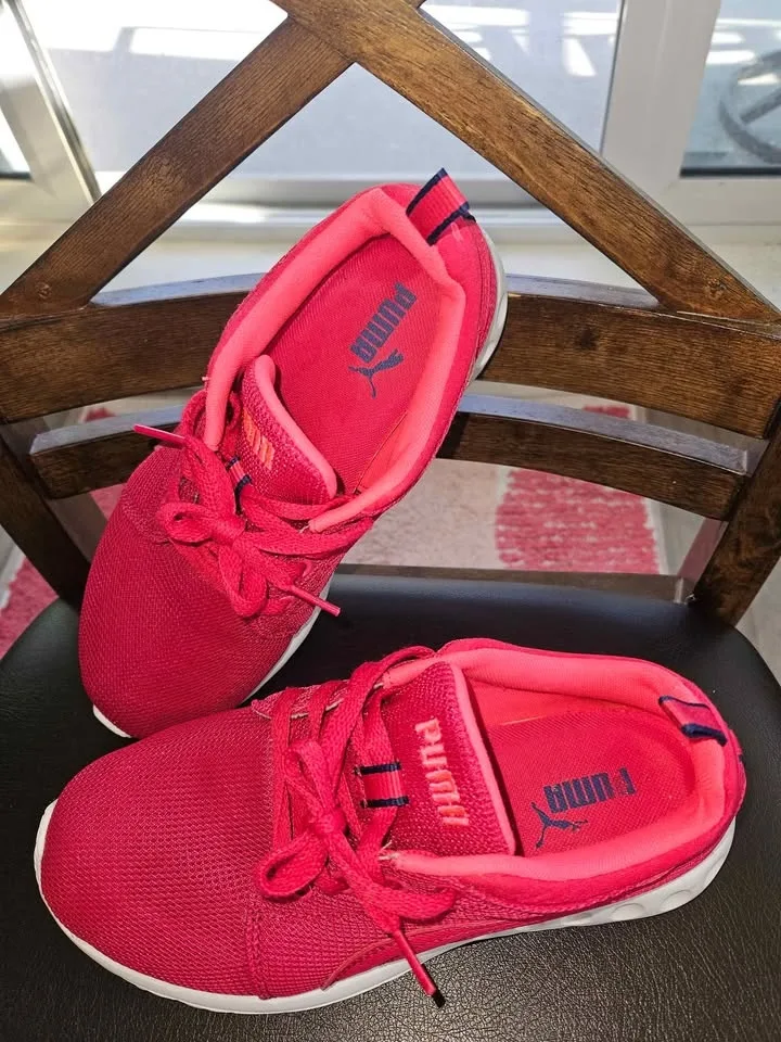 Puma ladies size 7 lightly used image indicator(2)