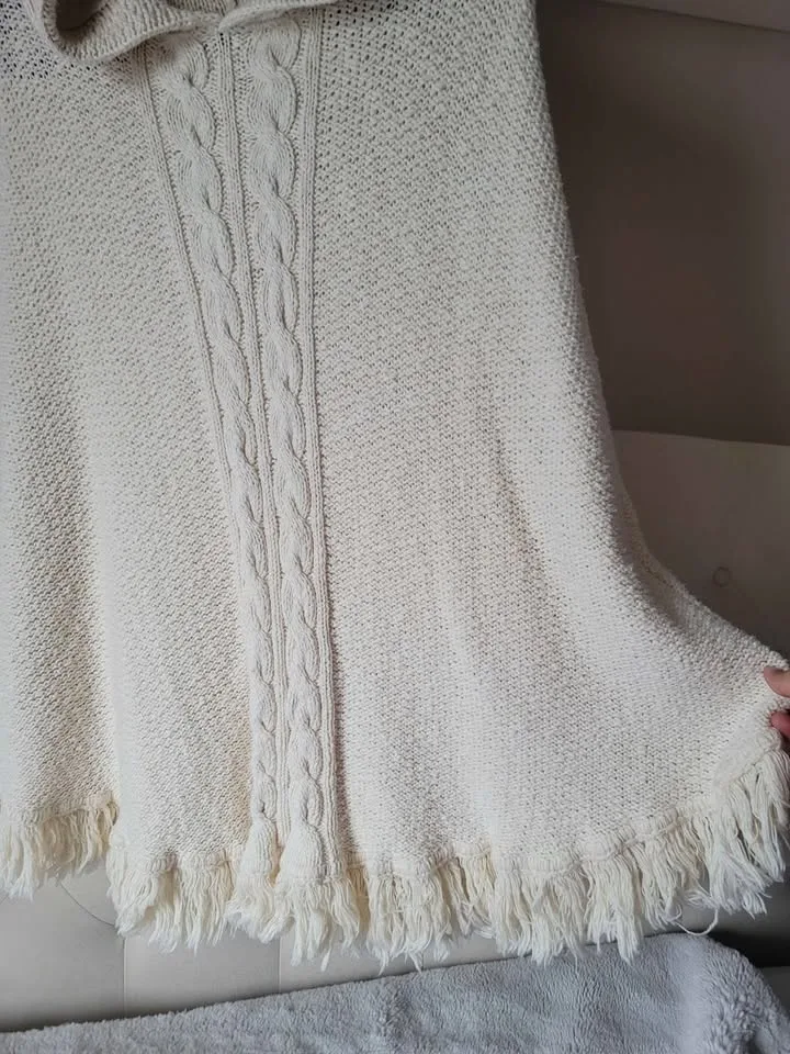 Sz S-L Ivory cotton fringe poncho with hood image indicator(7)