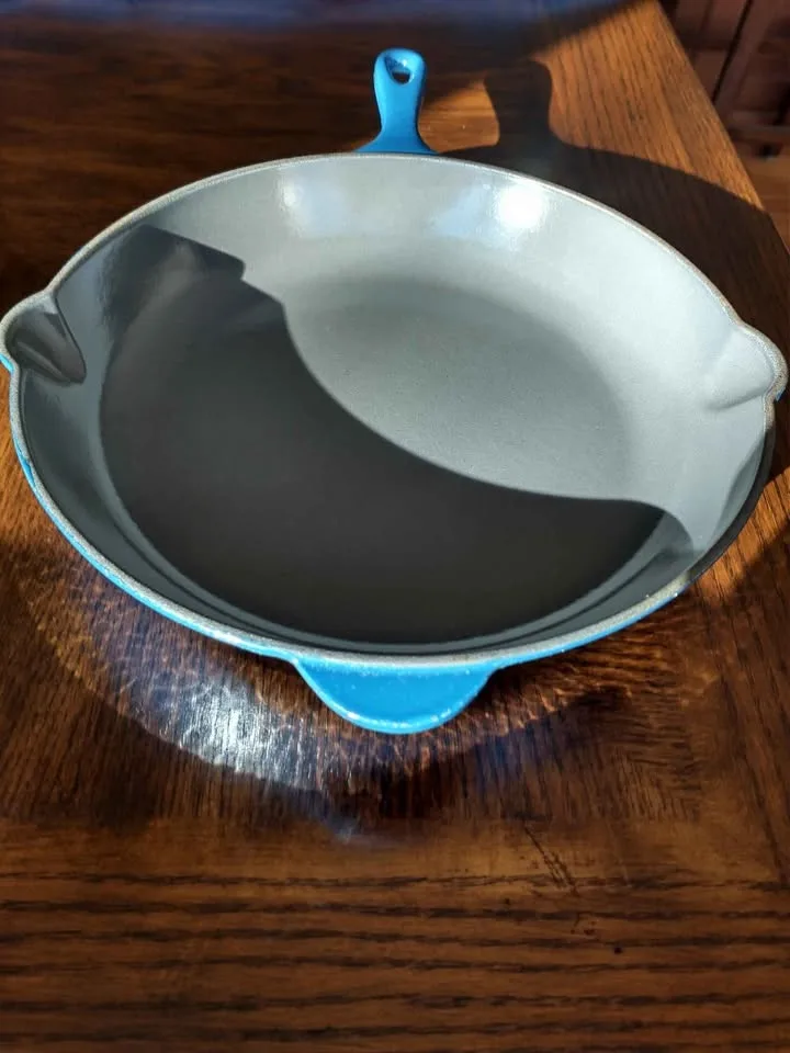Le Creuset Iron Skillet; 26 cm; Blue; MADE in France image indicator(2)