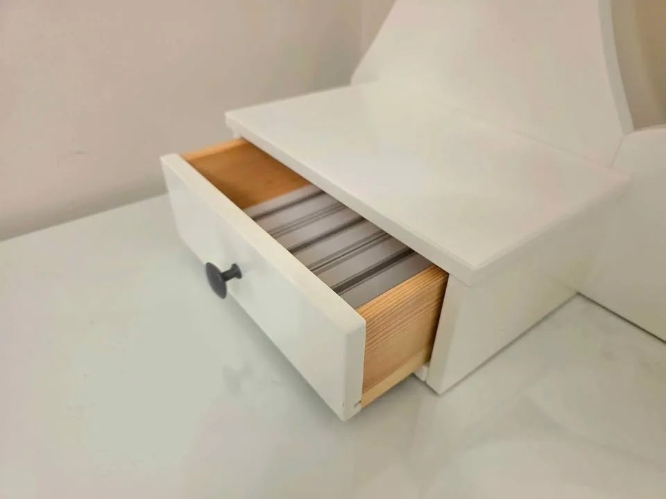 White Dressing Table with Mirror - Great Condition image indicator(2)