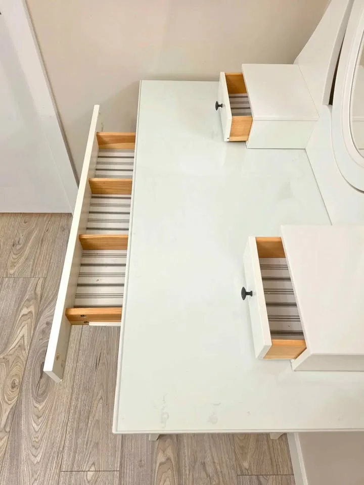 White Dressing Table with Mirror - Great Condition image indicator(3)