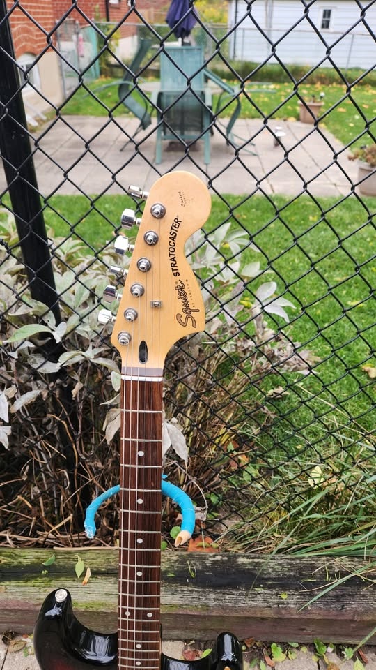 $300 Squier HSS Strat - Sunburst - Standard Series - photo 2