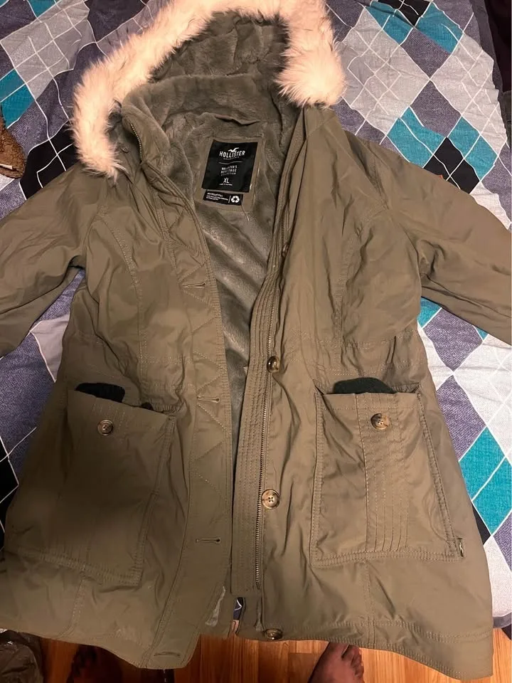 Women Hollister winter jacket image indicator(2)