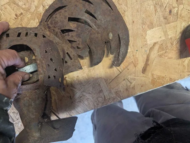 Metal rooster sculpture with candle holder built in image indicator(2)