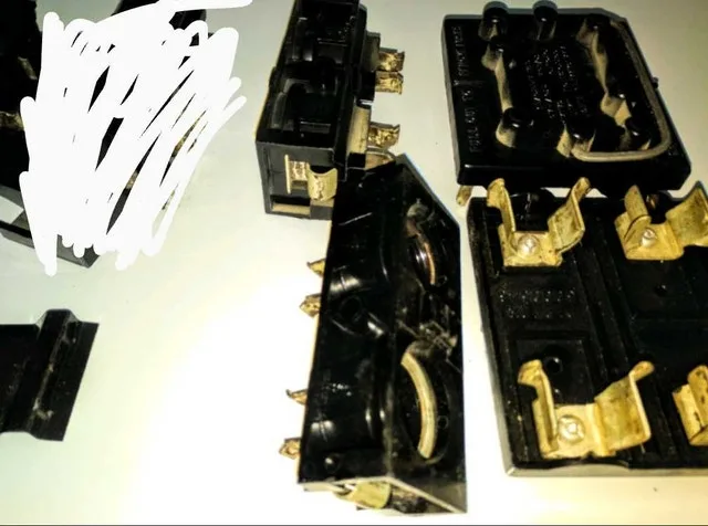 FEDERAL PIONEER Twin 2 Pole 15/30 Amp Plug In Head 705-440-9159 image indicator(2)