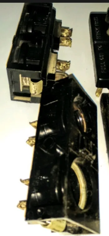 FEDERAL PIONEER Twin 2 Pole 15/30 Amp Plug In Head 705-440-9159 image indicator(3)