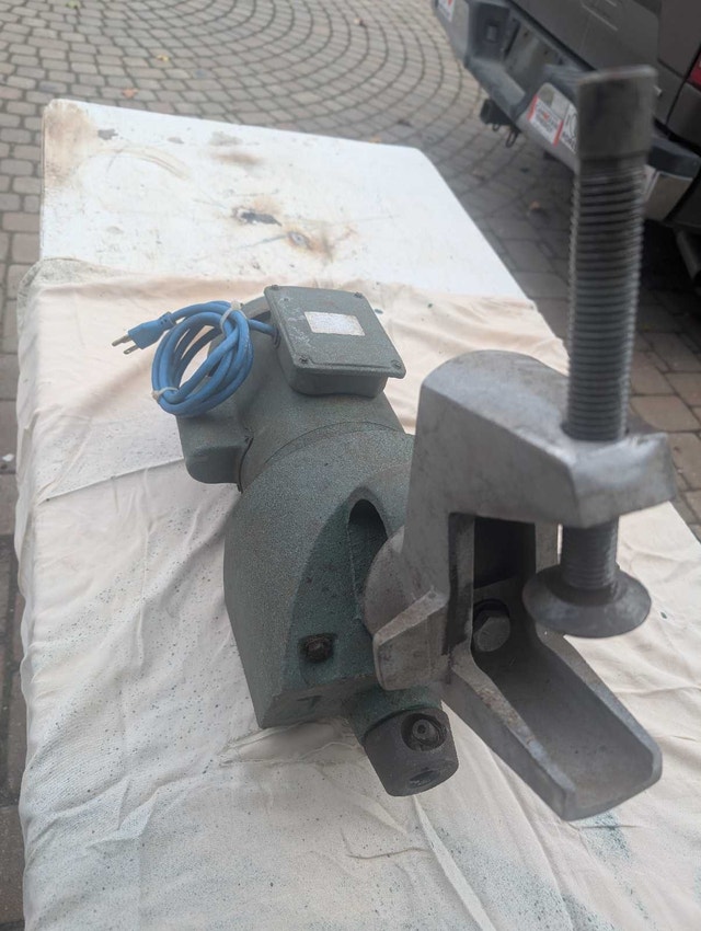 LIGHTNIN 3/4 H.P. CLAMP ON PORTABLE MIXER, MODEL XJ87 - photo 2