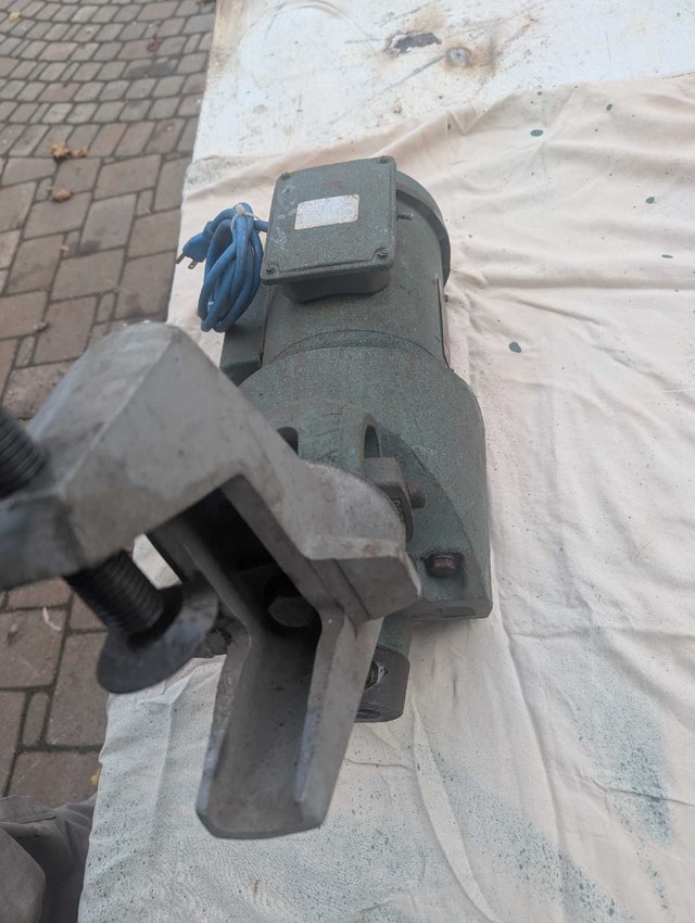 LIGHTNIN 3/4 H.P. CLAMP ON PORTABLE MIXER, MODEL XJ87 - photo 3