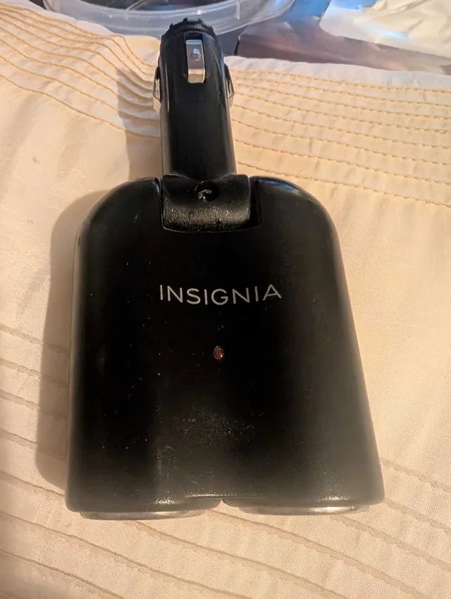 Insignia Dual Port Car Adapter image indicator(3)