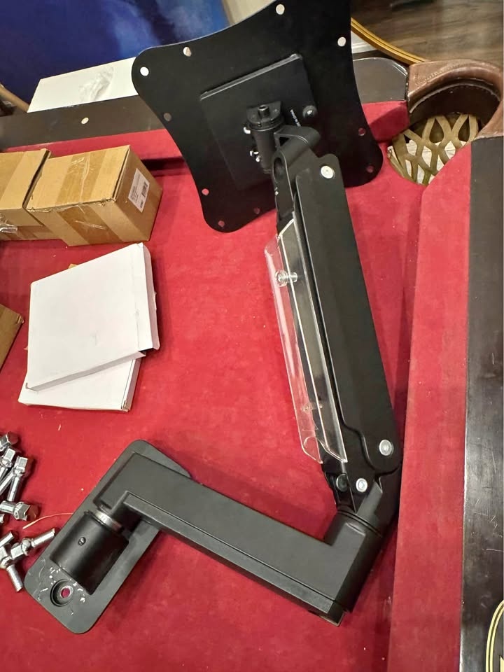 Single monitor wall mount