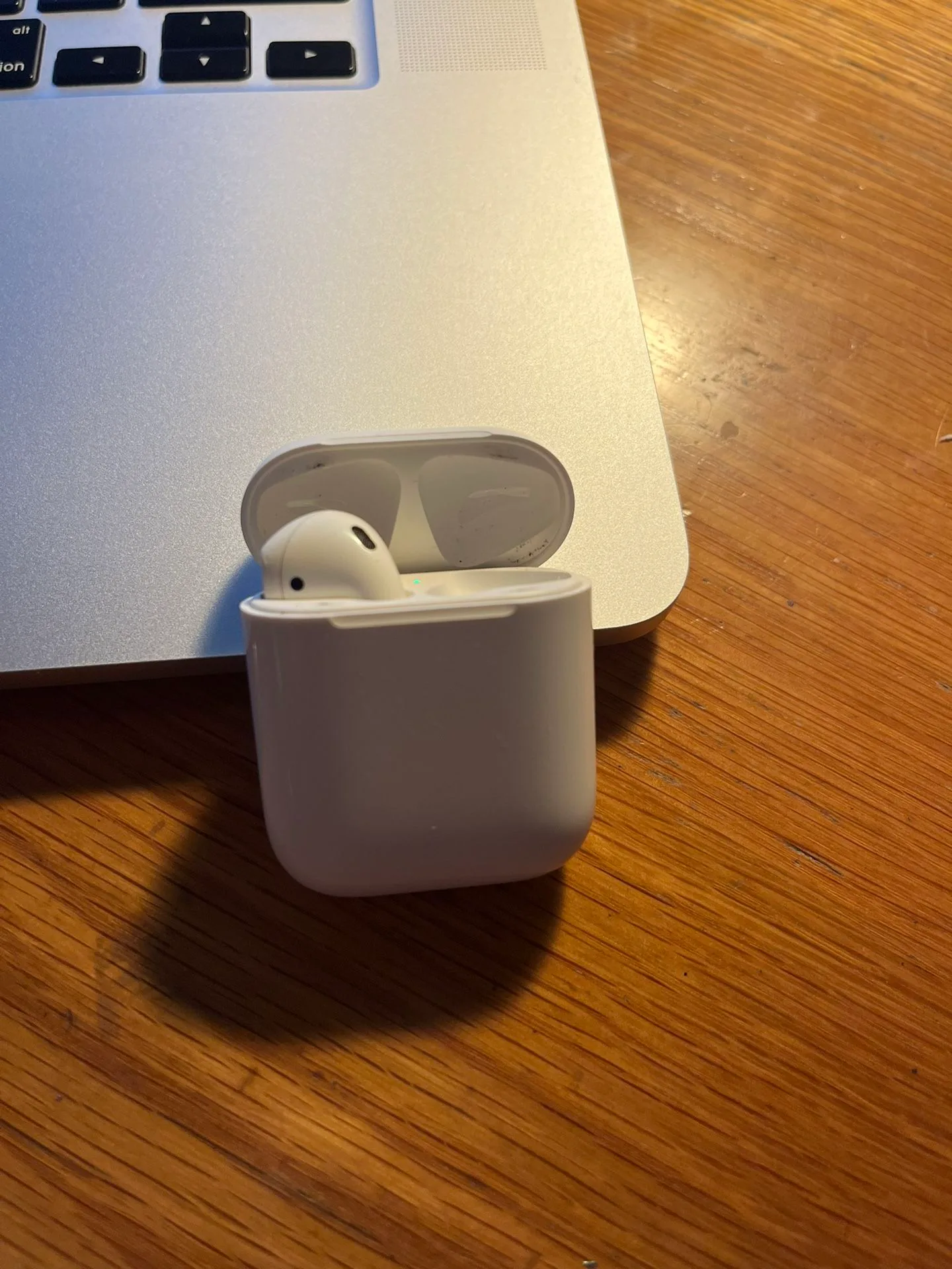 Apple AirPods (Left Ear Only) image indicator(2)