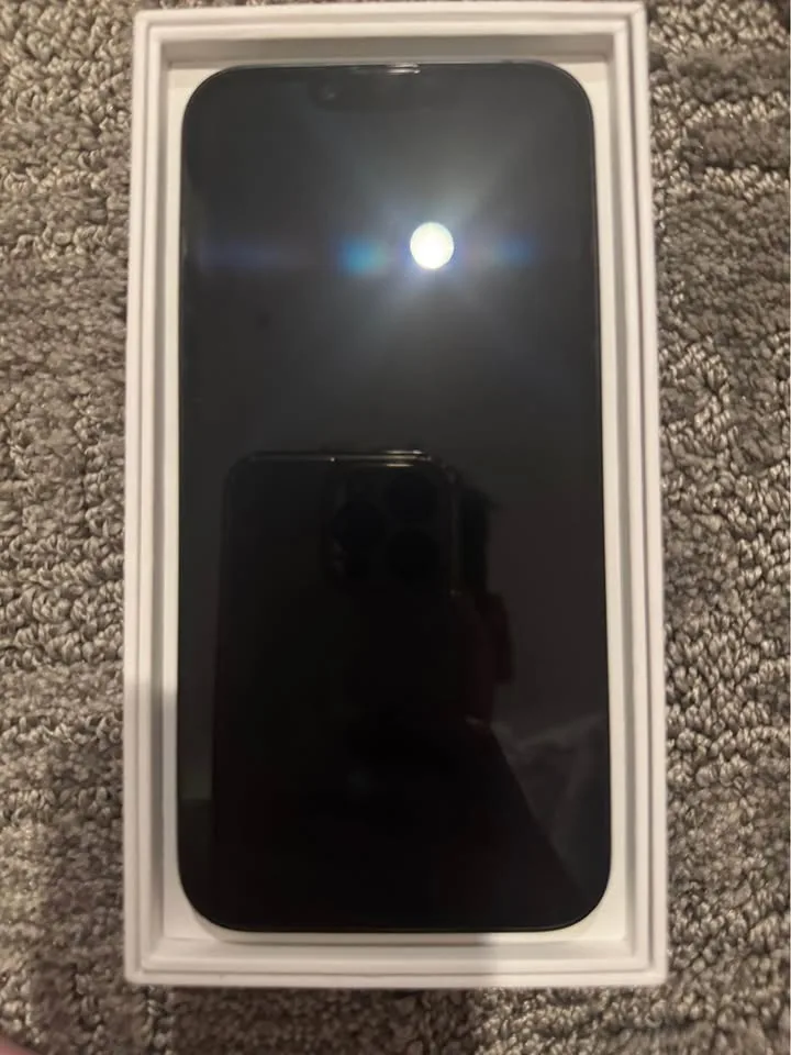 iPhone 14 in pristine condition image indicator(3)