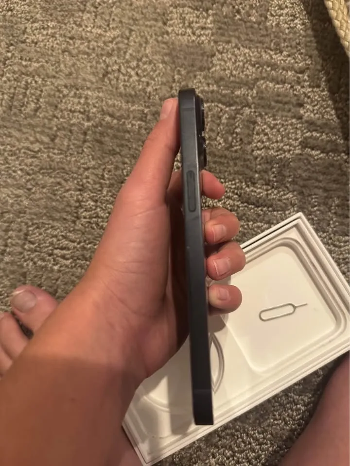 iPhone 14 in pristine condition image indicator(4)