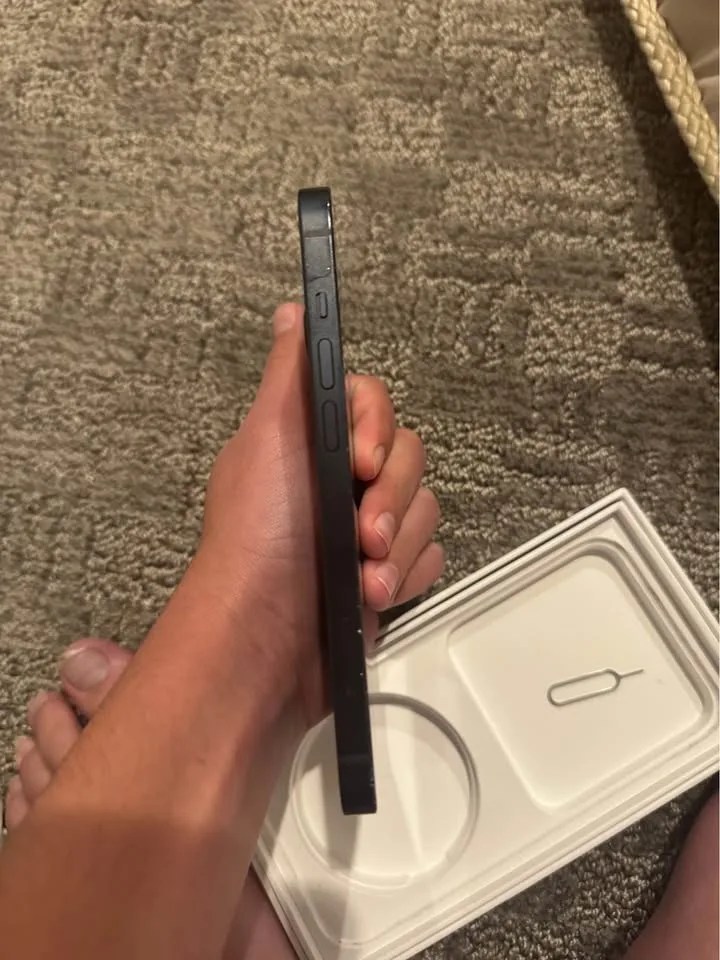 iPhone 14 in pristine condition image indicator(6)