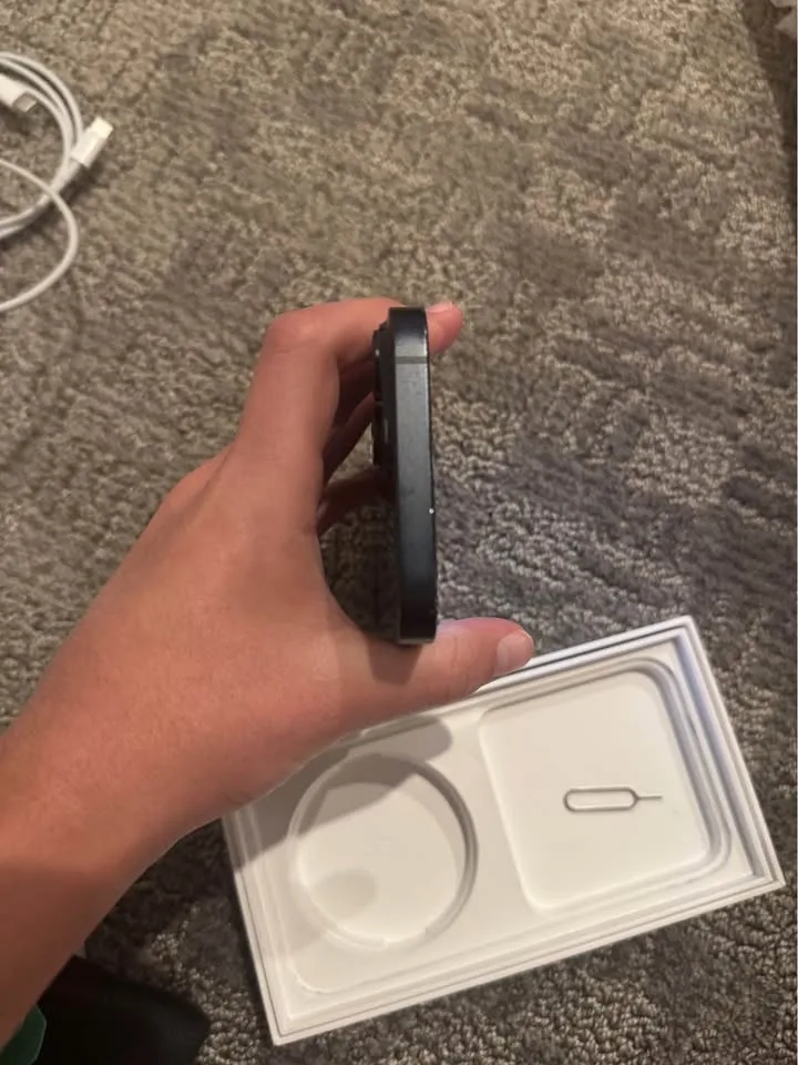 iPhone 14 in pristine condition image indicator(7)