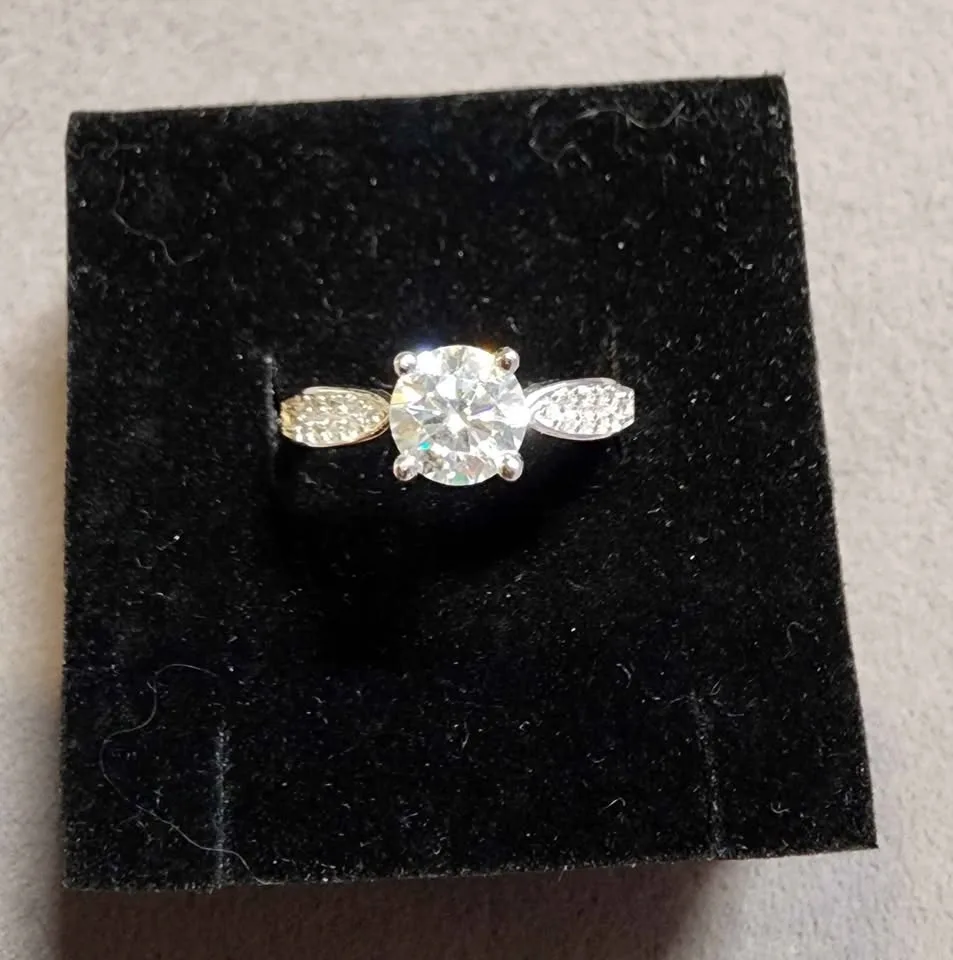 New 1 carat Moissanite ring image indicator(2)