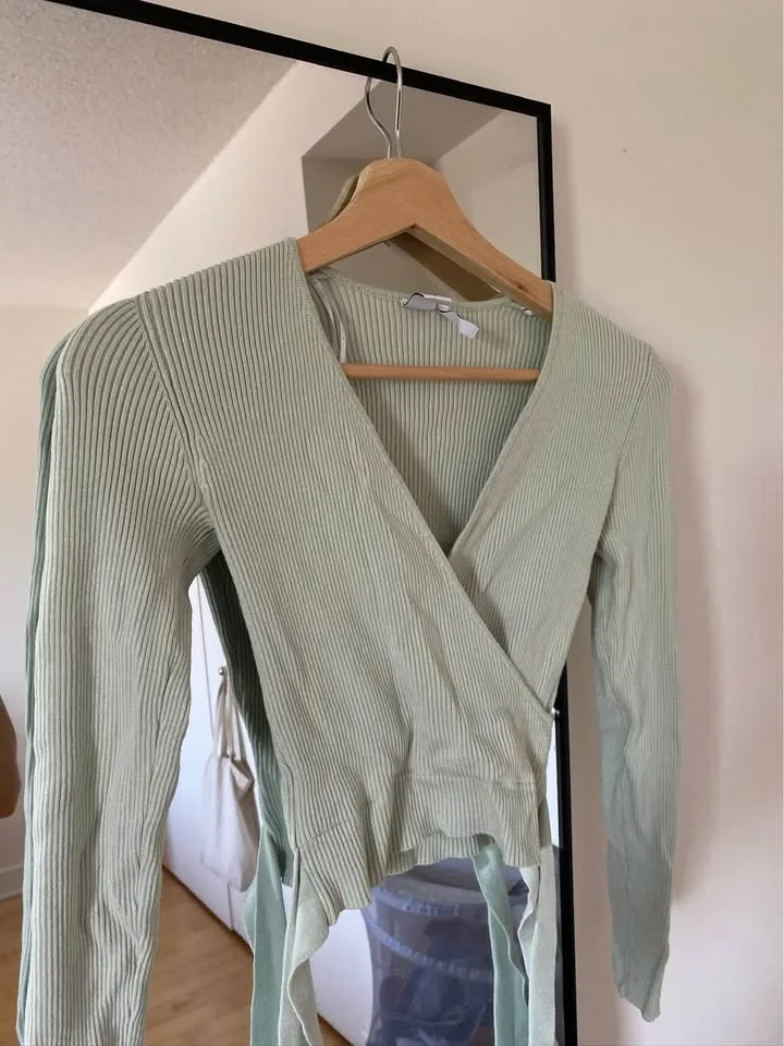 Cropped women long sleeves image indicator(3)