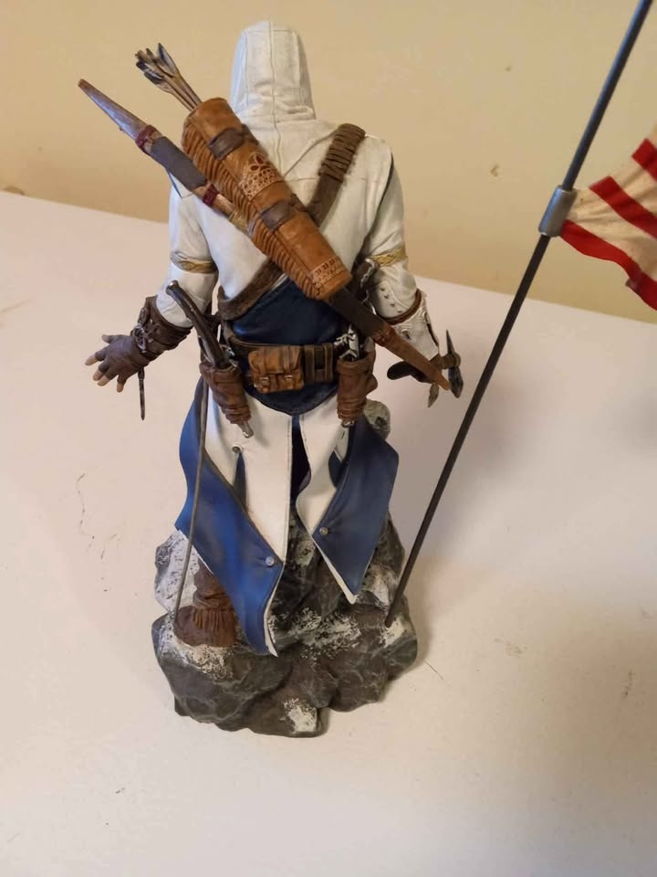 Assassin's Creed 3 Collectible Figure - photo 3