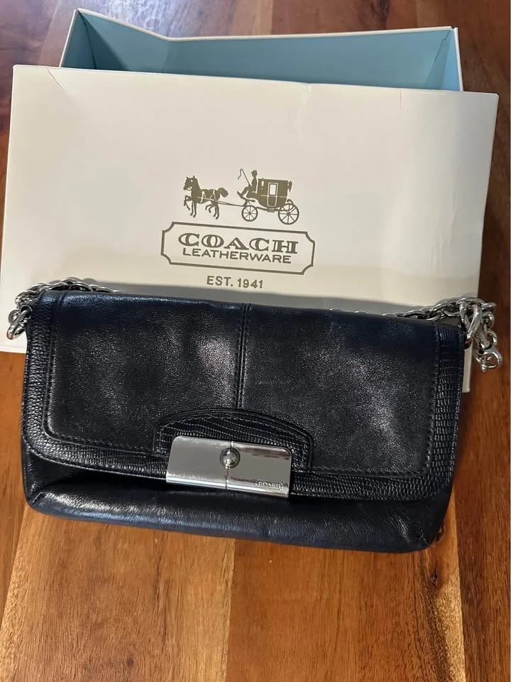 Small COACH black purse image indicator(2)