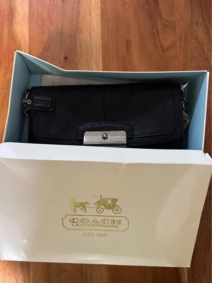 Small COACH black purse image indicator(5)