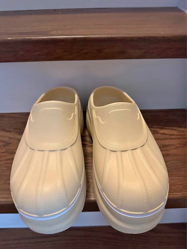 Sorel Women’s Caribou Clog. Size 9.