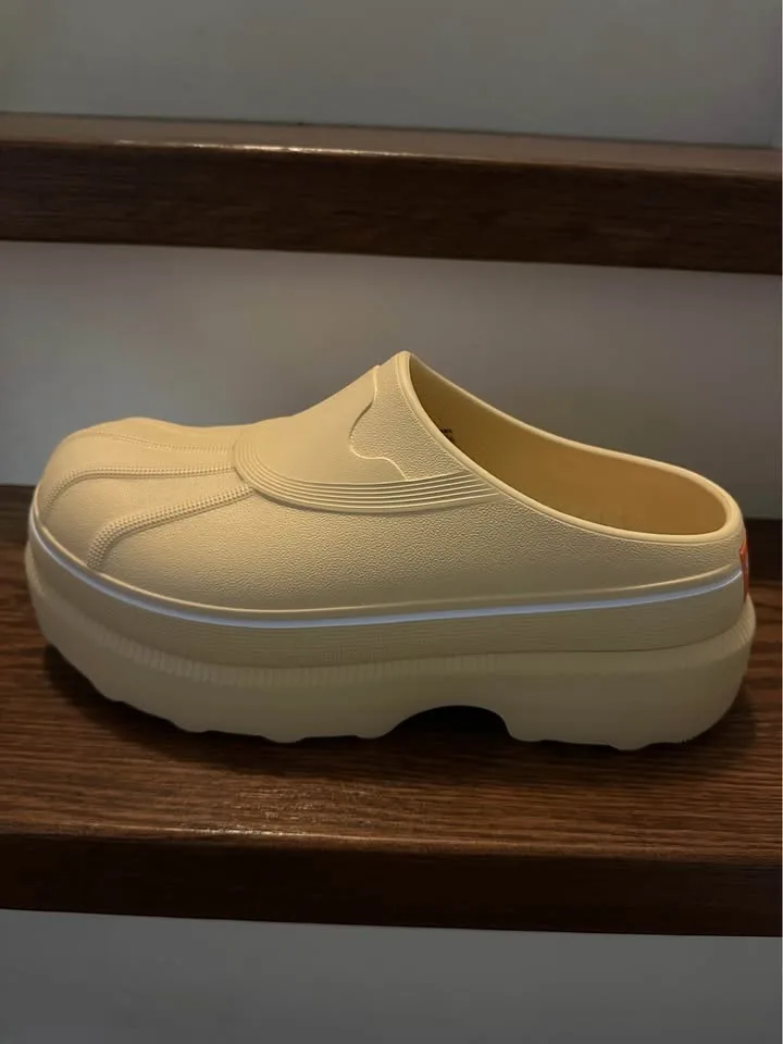 Sorel Women’s Caribou Clog. Size 9. image indicator(4)