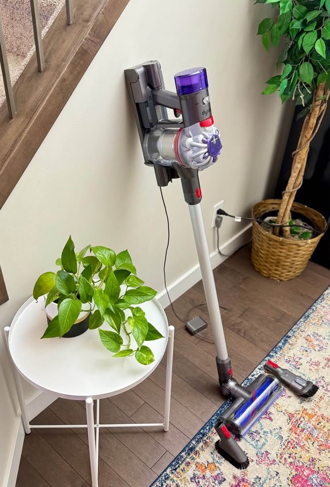 Dyson V7 Advanced Cordless Stick Vacuum - Open Box - NEW - photo 3