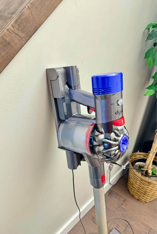 Dyson V8 - Dyson Cordless Vacuum - Dyson V8 Animal - Dyson Stick - photo 3